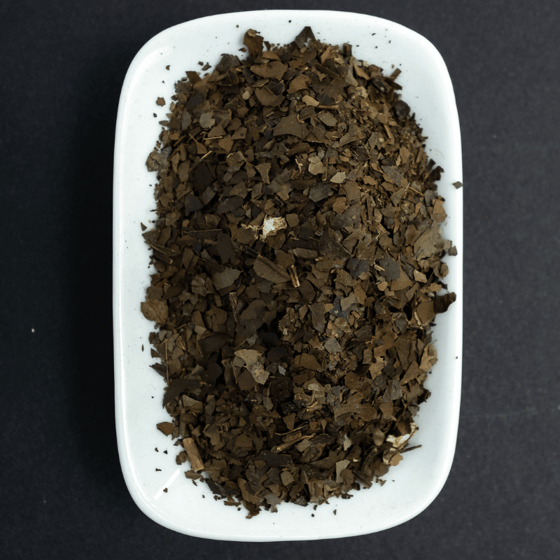 Guayusa Dark auf einem Keramikteller