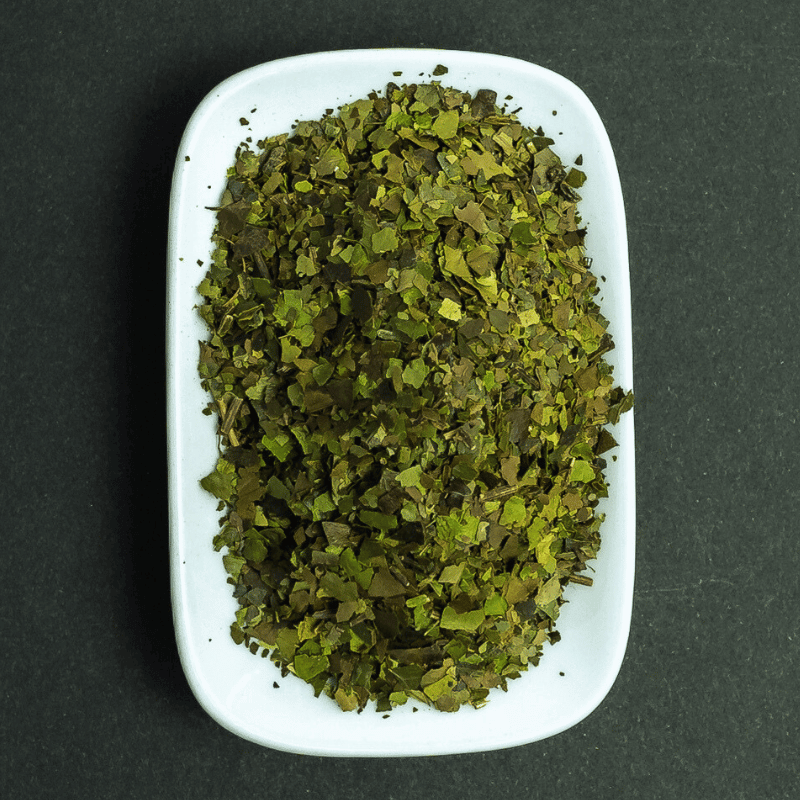Guayusa Pure auf einem Keramikteller